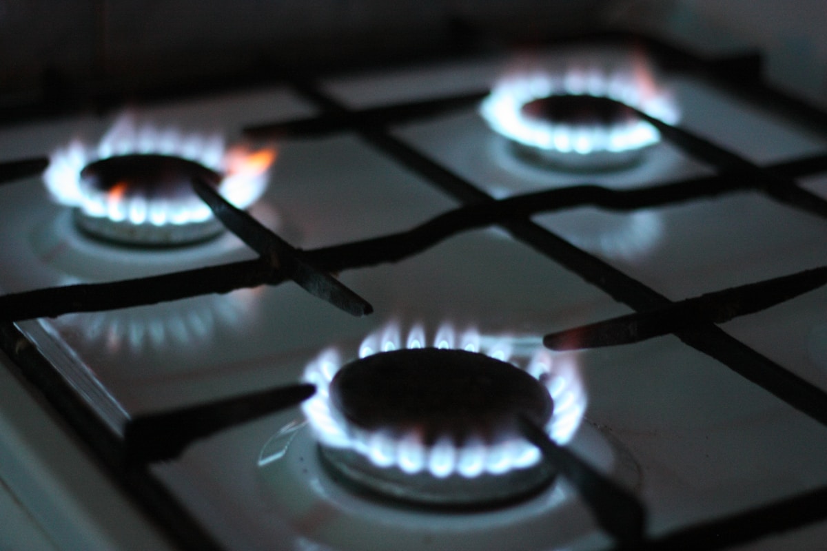 Рівне синє полум'я газової плити після налаштування у Дніпрі